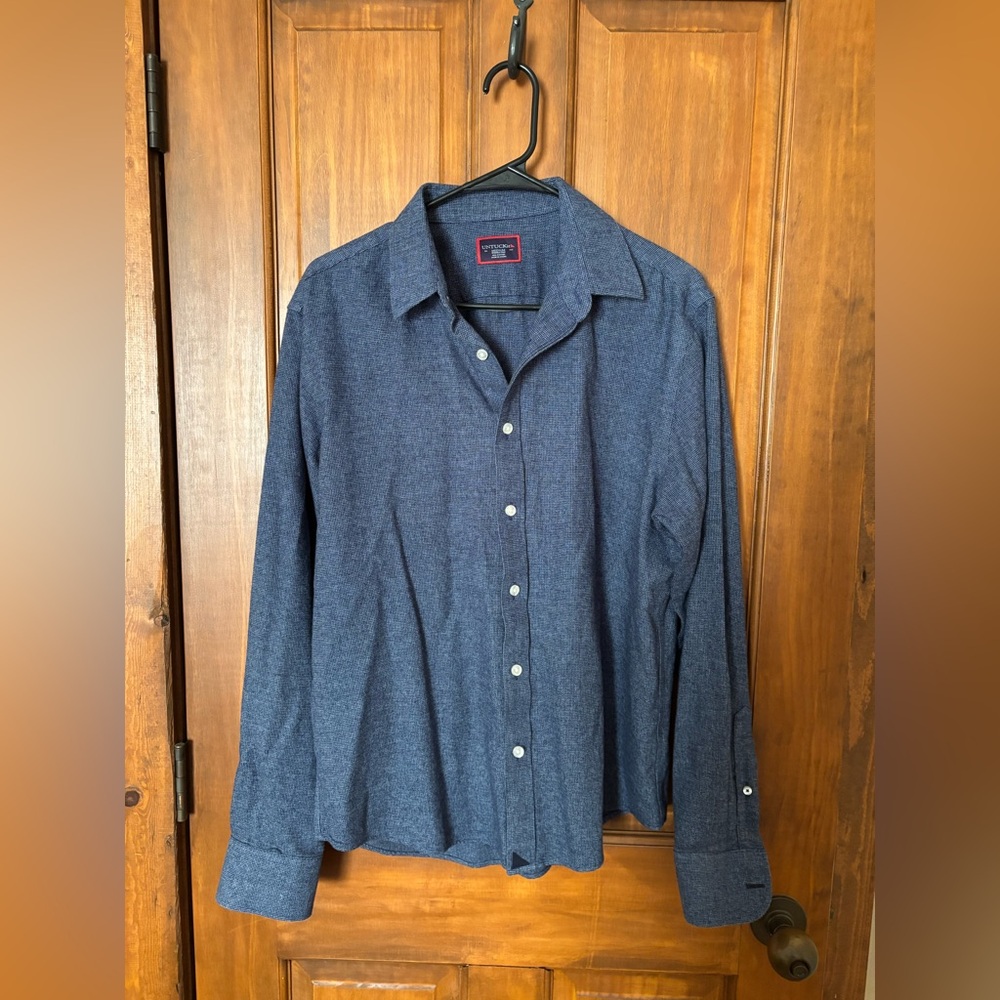 UNTUCKit NWOT Men's Dark Blue Casual Button-Down Shirt. Medium